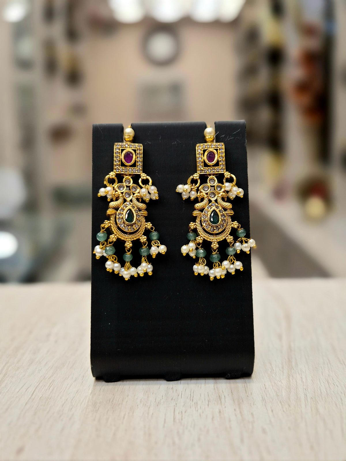 ANTIQUE GOLD PLATED WHITE PEARLS AND GREEN STONES NECKLACE