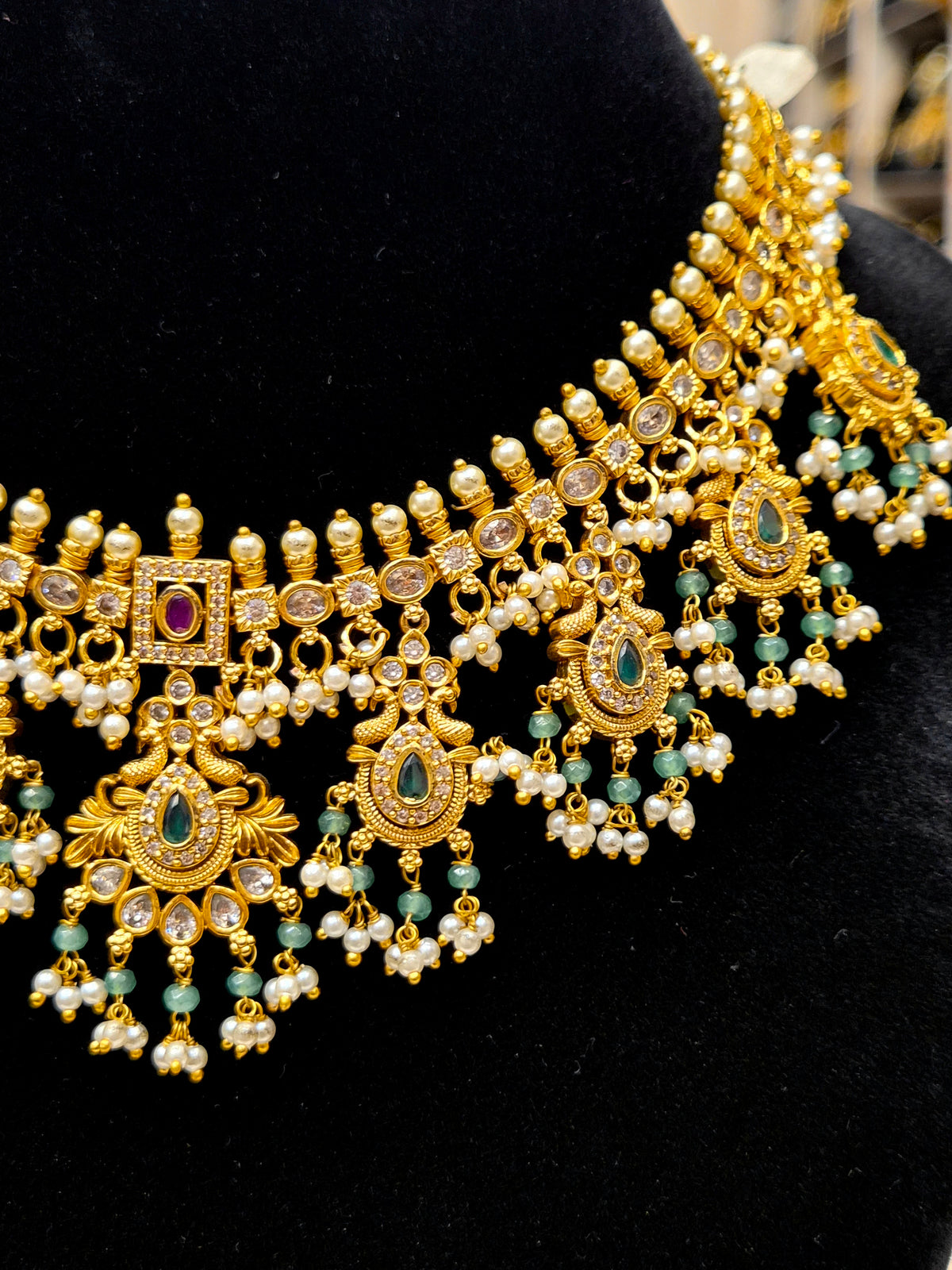 ANTIQUE GOLD PLATED WHITE PEARLS AND GREEN STONES NECKLACE