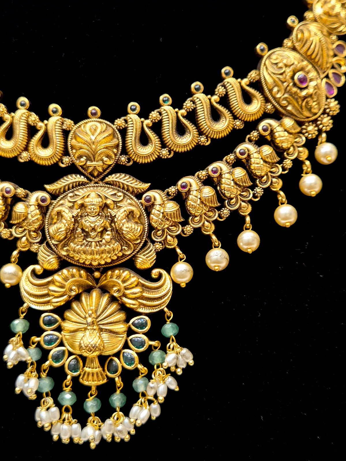 ANTIQUE GOLD PLATED TEMPLE JEWELERY NECKLACE WHITE PEARLS AND GREEN STONES