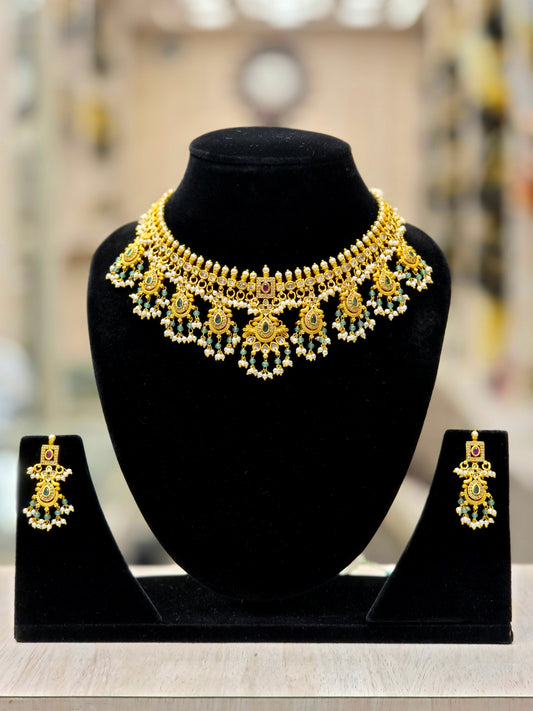 ANTIQUE GOLD PLATED WHITE PEARLS AND GREEN STONES NECKLACE